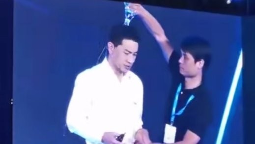 2019年百度AI开发者大会上，李彦宏被泼水。