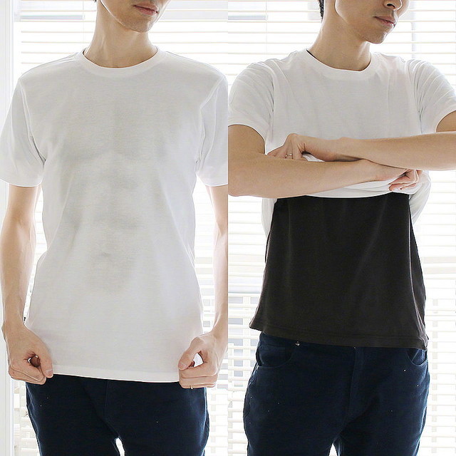 #自欺欺人的T恤# 日本ekoDworks推出的新款T恤，只要穿上就会有种隐隐约约透出八块腹肌或绝佳美乳的感觉