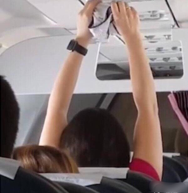 某国航班，女乘客在空调出风口下晾内裤，大家都呆了