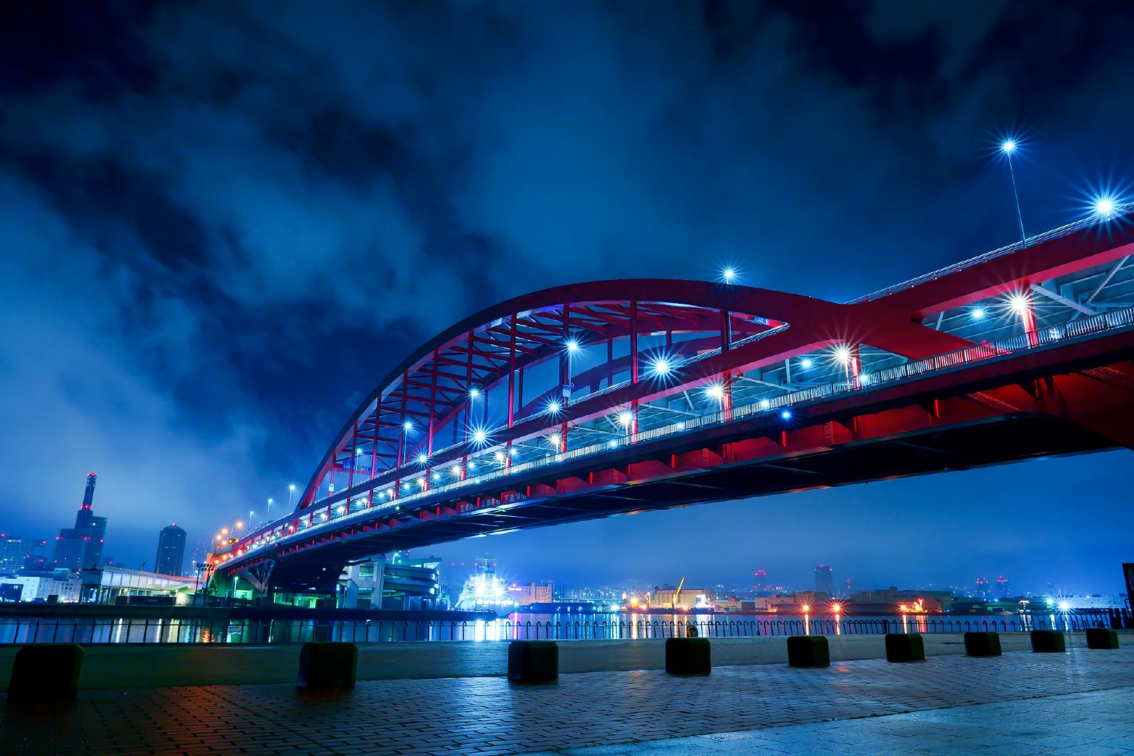 神户大桥最近迎来了一个十分适合打圣杯战争的天气。