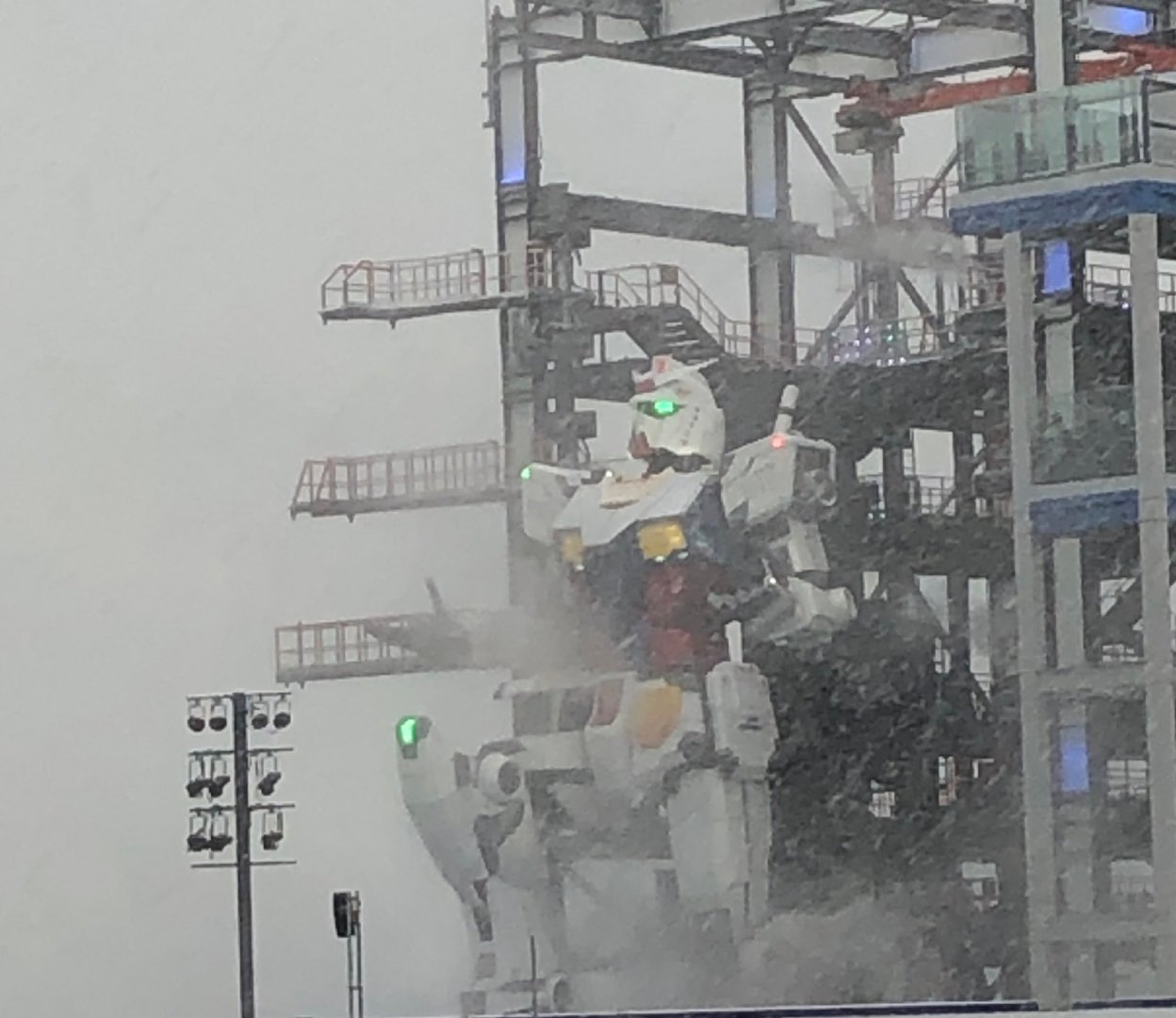在日本横滨大雪中的 1:1 可动高达RX-78。