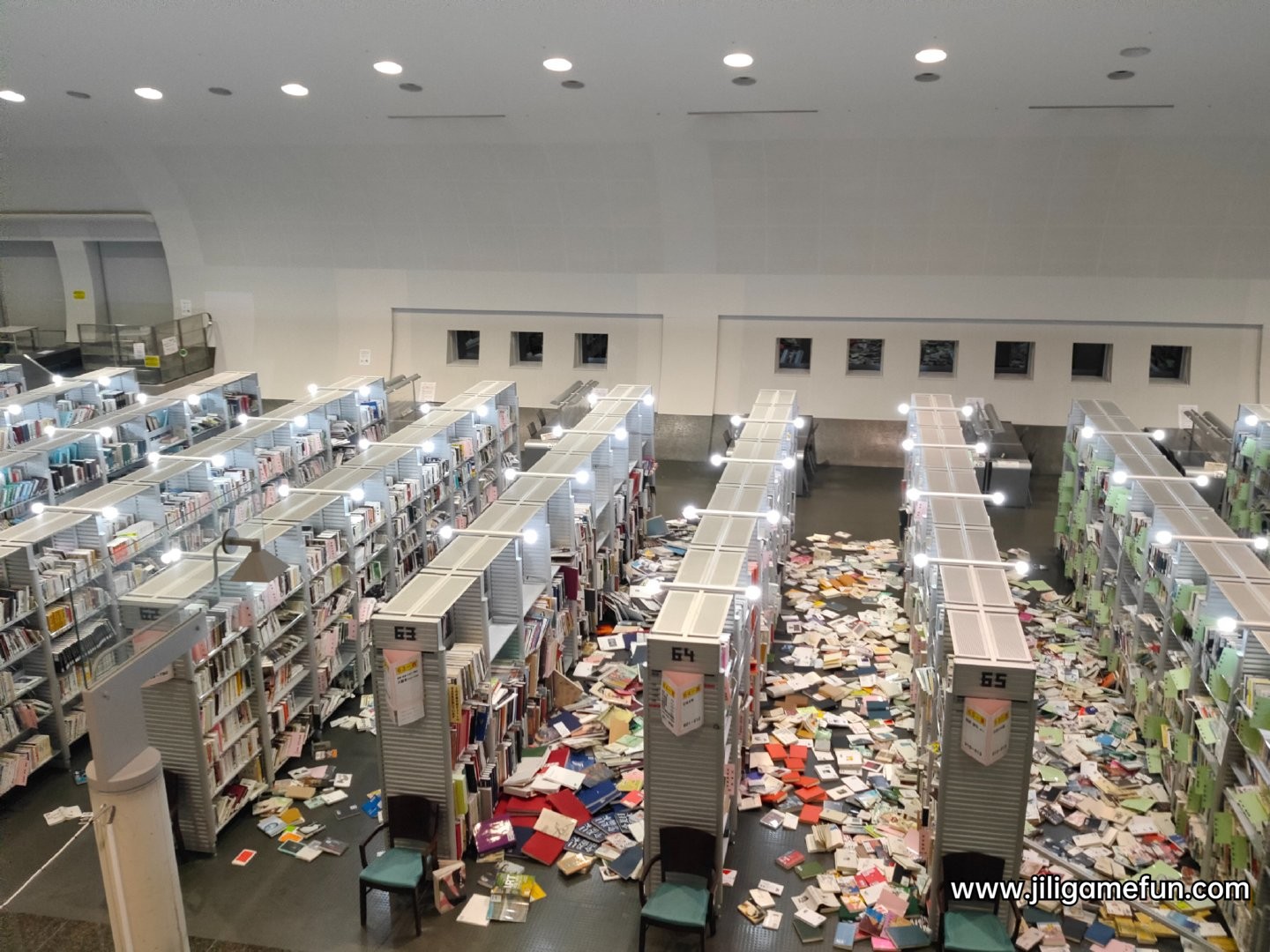 日本7.4级地震后的图书馆，一些小时候脑补了无数次的画面 ​​​​
