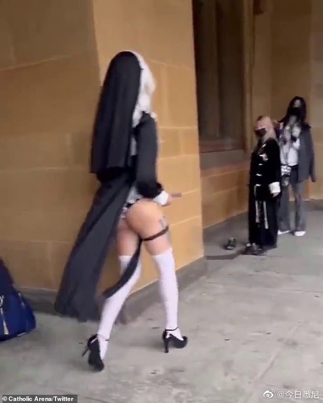 “性感修女”悉尼大教堂外拍摄被驱赶，亚裔摄影师狼狈删照片