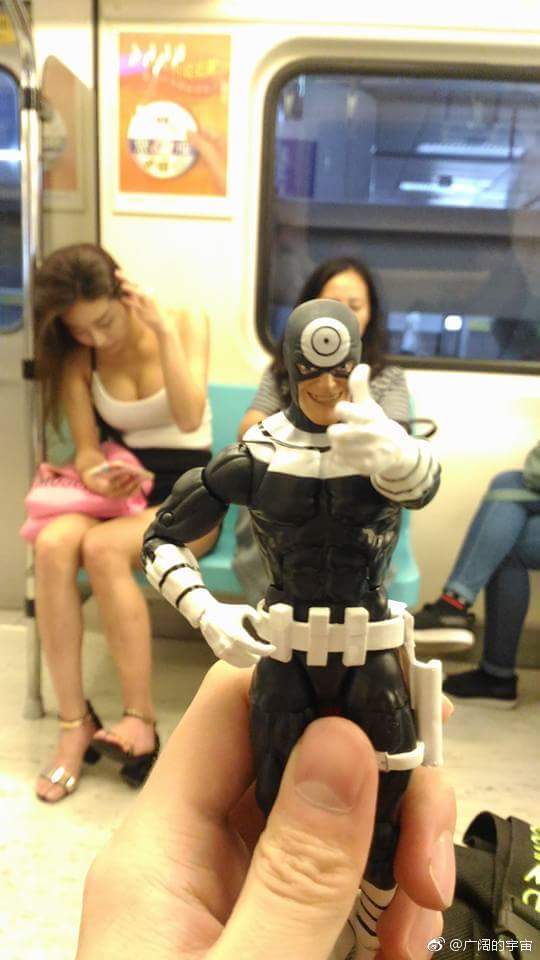 地铁上拿出人偶拍一拍